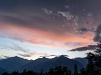 Rötlich leuchtende Wolkenschicht am Abendhimmel